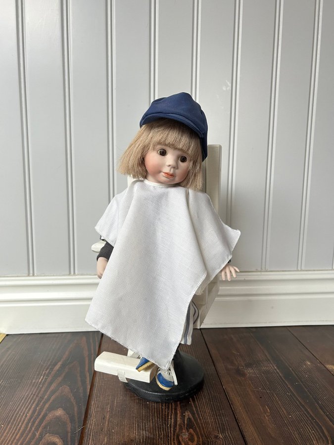 Porcelain Doll i Barberstol - Handgjord av Dagny Olsson