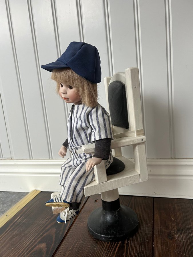 Porcelain Doll i Barberstol - Handgjord av Dagny Olsson