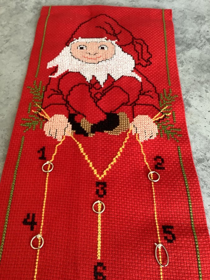 Julkalender* Handbroderier på röd aidaväv *adventskalender **91x20 cm