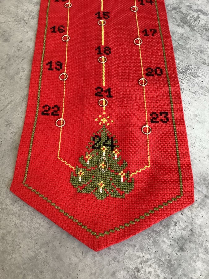 Julkalender* Handbroderier på röd aidaväv *adventskalender **91x20 cm