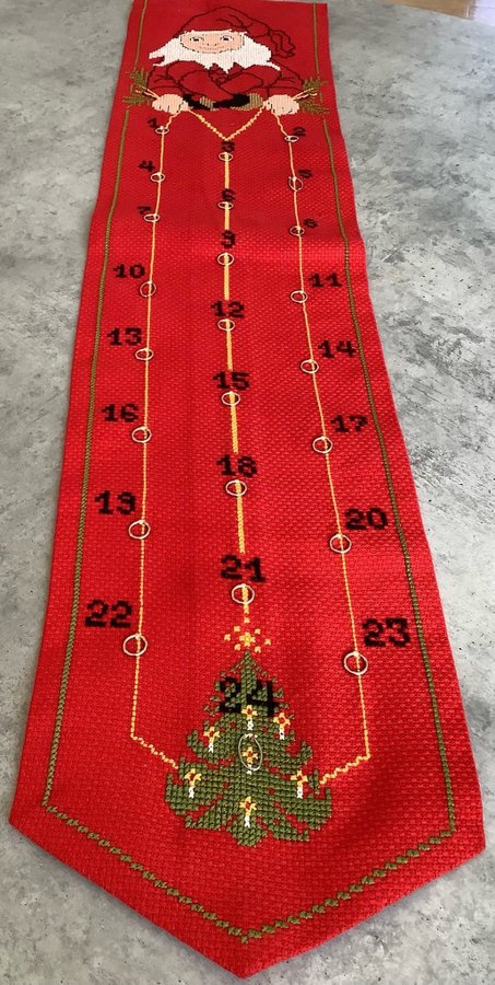 Julkalender* Handbroderier på röd aidaväv *adventskalender **91x20 cm