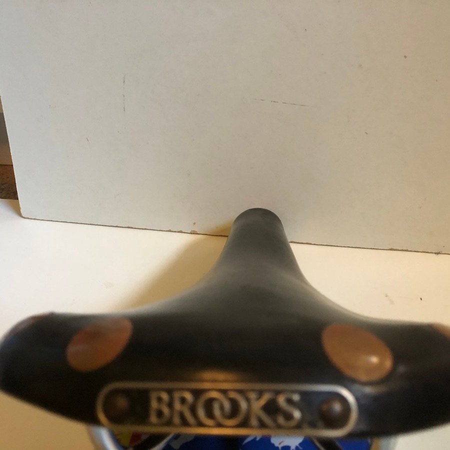 Brooks B17? sadel i svart läder med koppardetaljer längd 28 cm bredd 16 cm