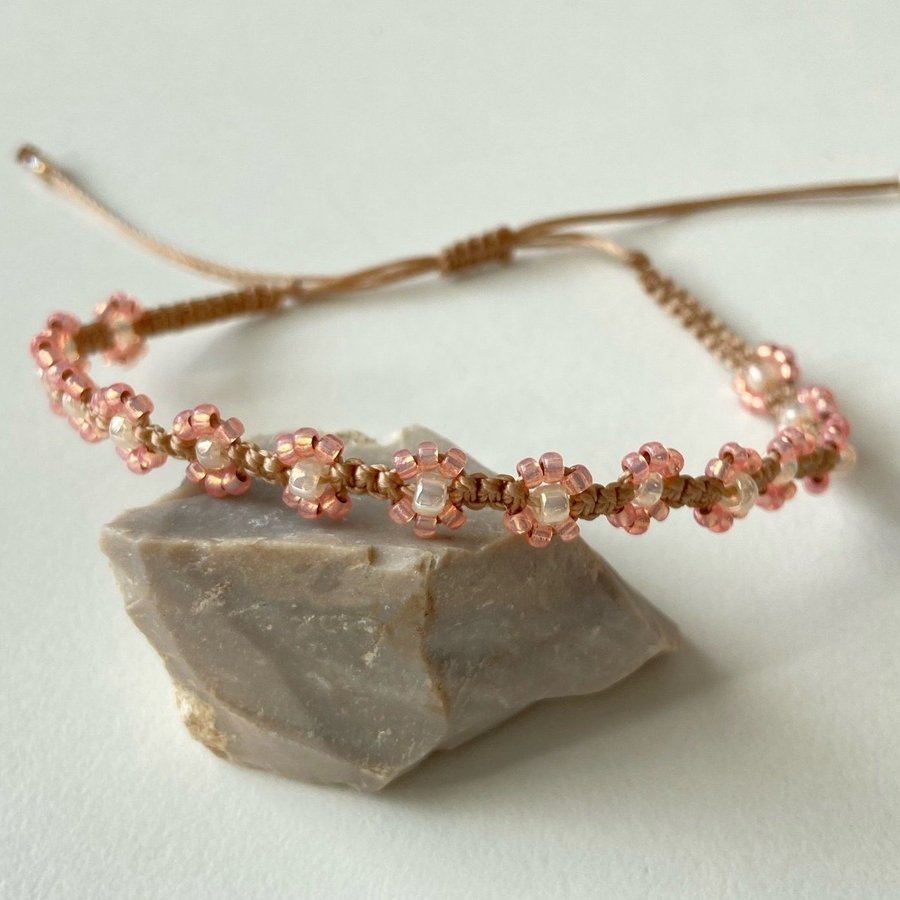 Salmon pink/pearl ivory blomma micro-macramé armband