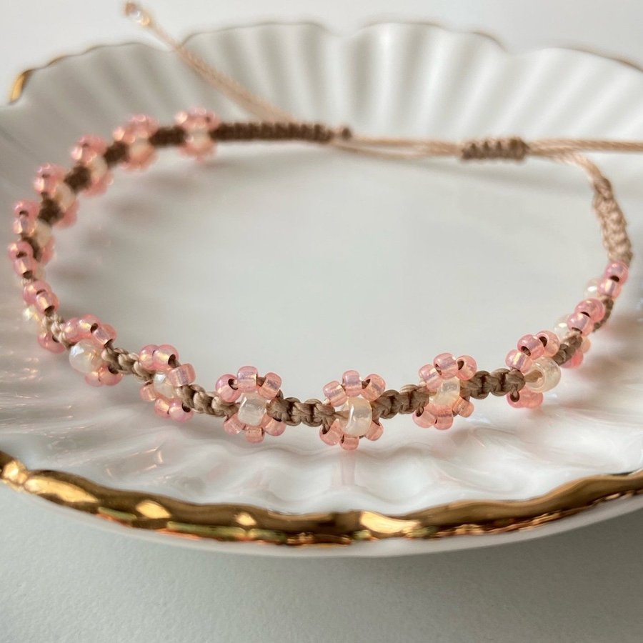 Salmon pink/pearl ivory blomma micro-macramé armband