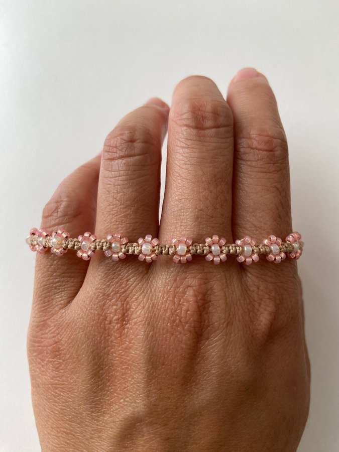 Salmon pink/pearl ivory blomma micro-macramé armband