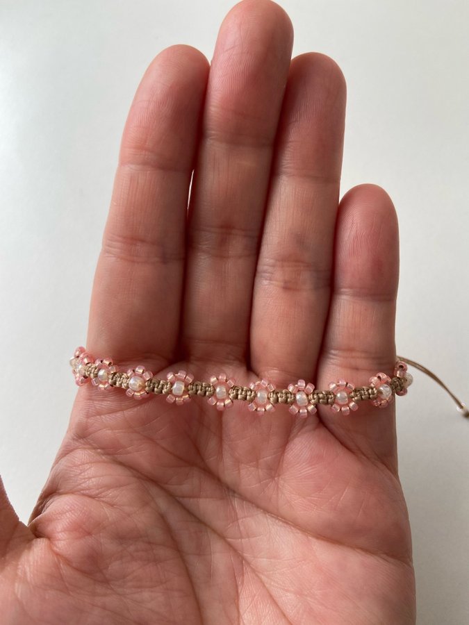 Salmon pink/pearl ivory blomma micro-macramé armband