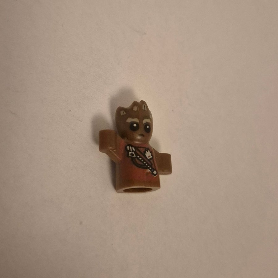 LEGO Minifigur - Groot - Baby, Reddish Brown with Dark Red Outfit