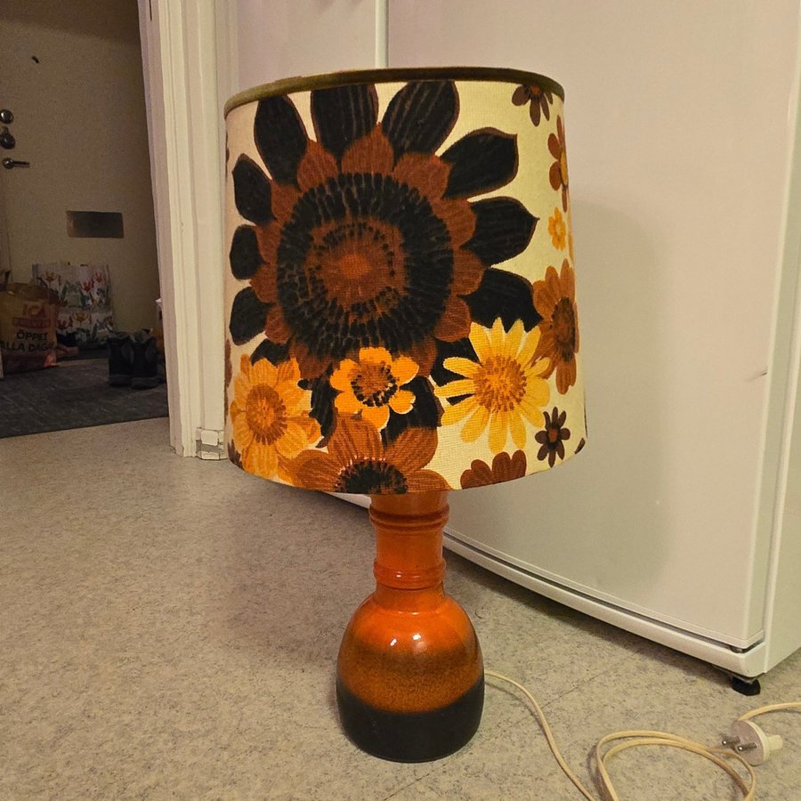 70-tals Orange Bordslampa i keramik Lampa med blommig skärm