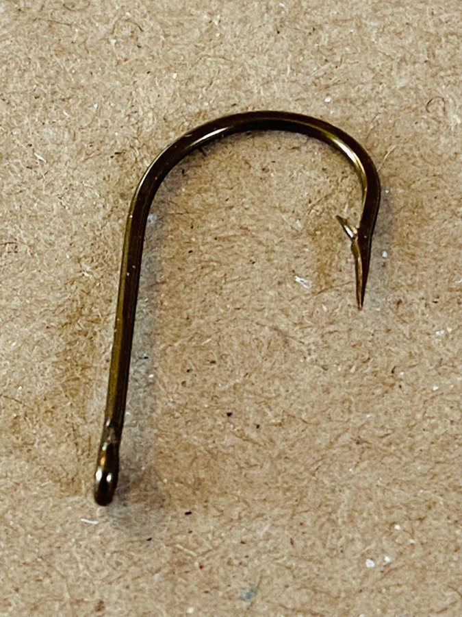 MUSTAD nr 1/0 . 518 B . Brons . Påminner om Salmon krokar . 100st i asken .