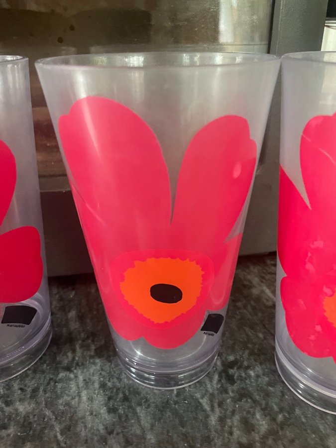 4 glas i plast Zak Designs Marimekko röd blomma