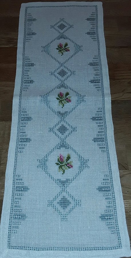 Retro VACKER handbroderad vit fin LÖPARE med ROSKNOPPAR Välbroderad 66 cm