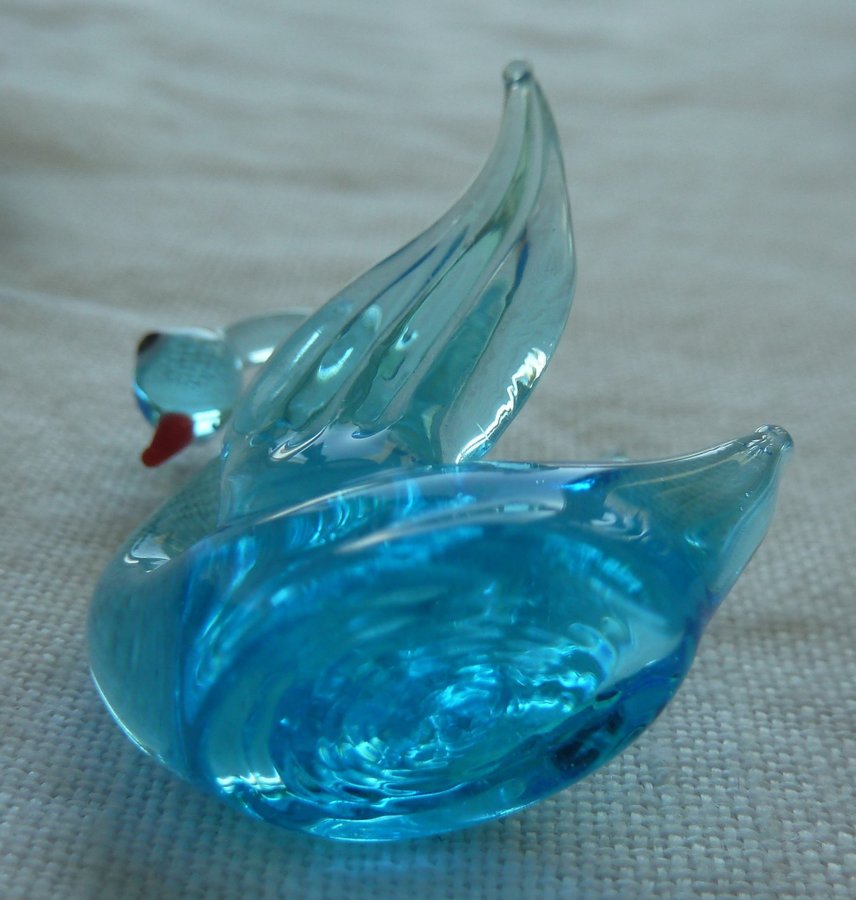 Glasfigurin Turkosblå Svan H 3,2cm Miniatyr