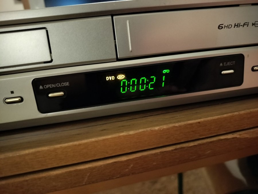 LG V9800 DVD/VHS Spelare