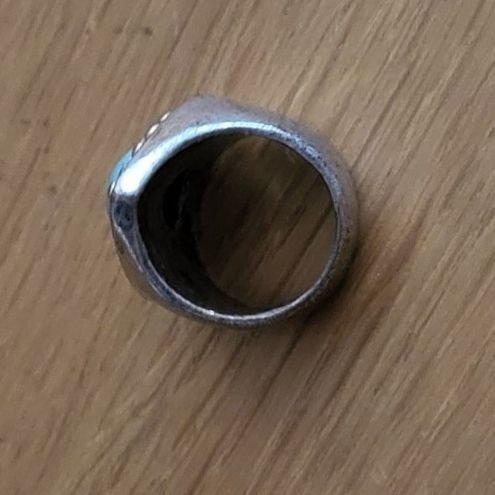 Silverfärgad ring med turkos detalj