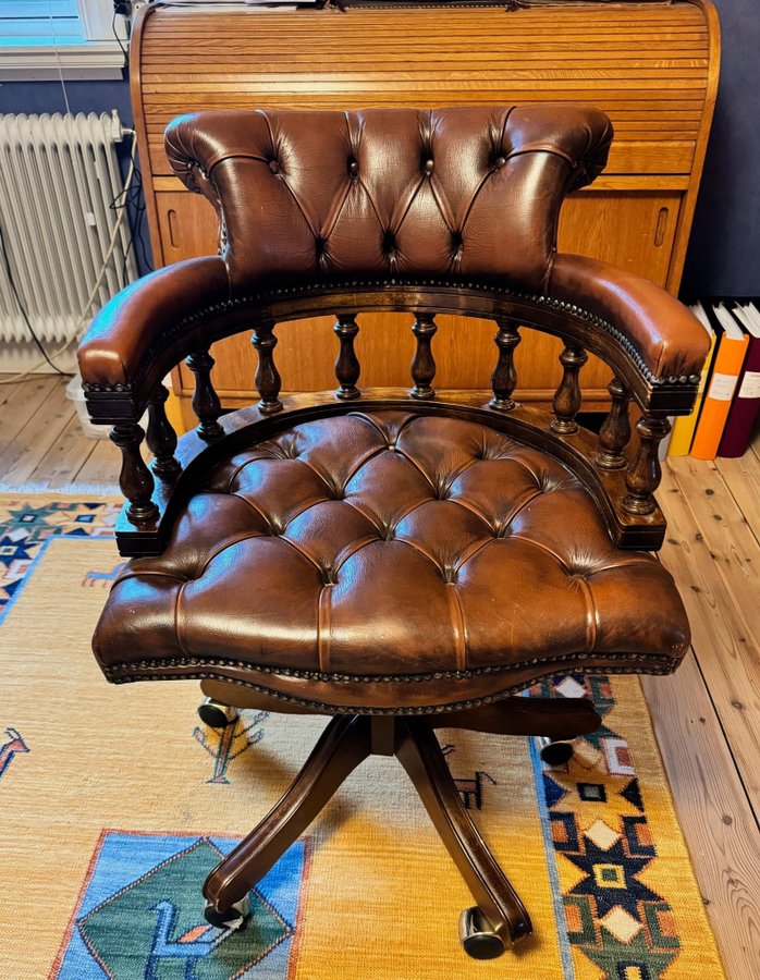 Engelsk kontorsstol, Chesterfield, Captain chair, brunt läder. Vintage.