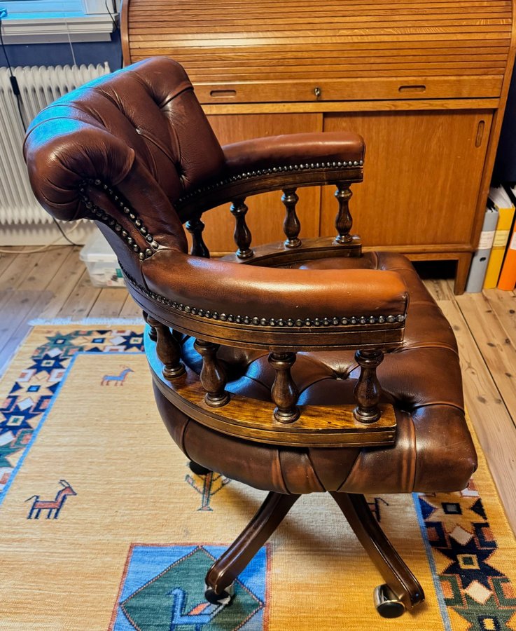 Engelsk kontorsstol, Chesterfield, Captain chair, brunt läder. Vintage.