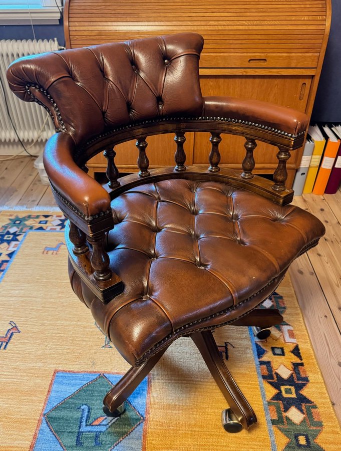 Engelsk kontorsstol, Chesterfield, Captain chair, brunt läder. Vintage.