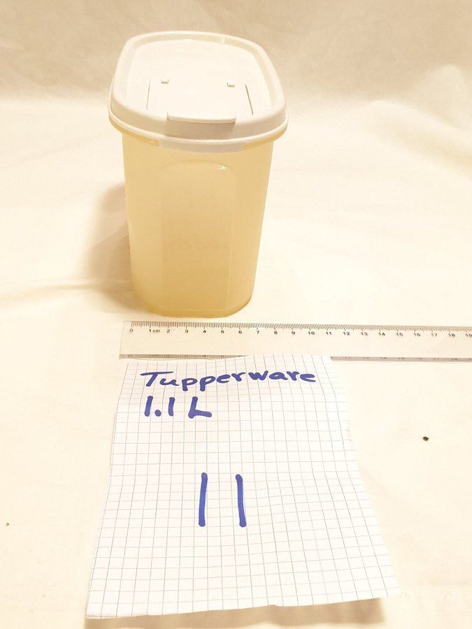 Tupperware 1,1l modulett med vitt lock. (11)