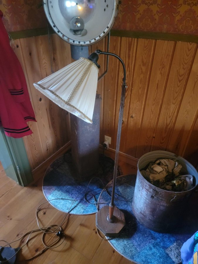 Golvlampa med skärm