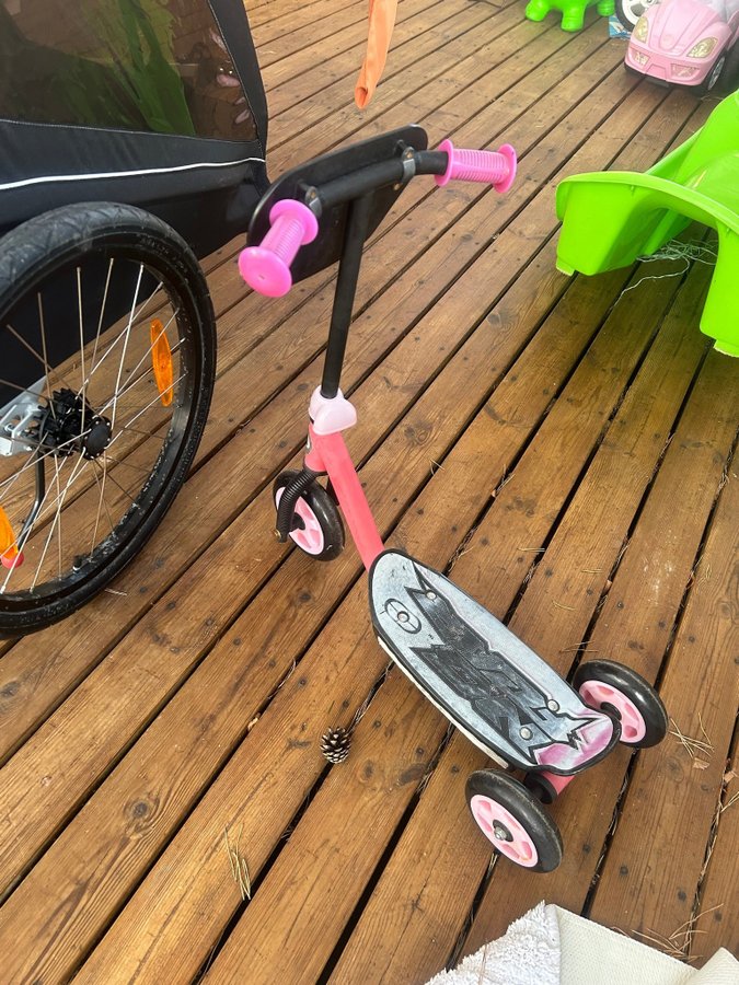 Rosa sparkcykel med fyra hjul