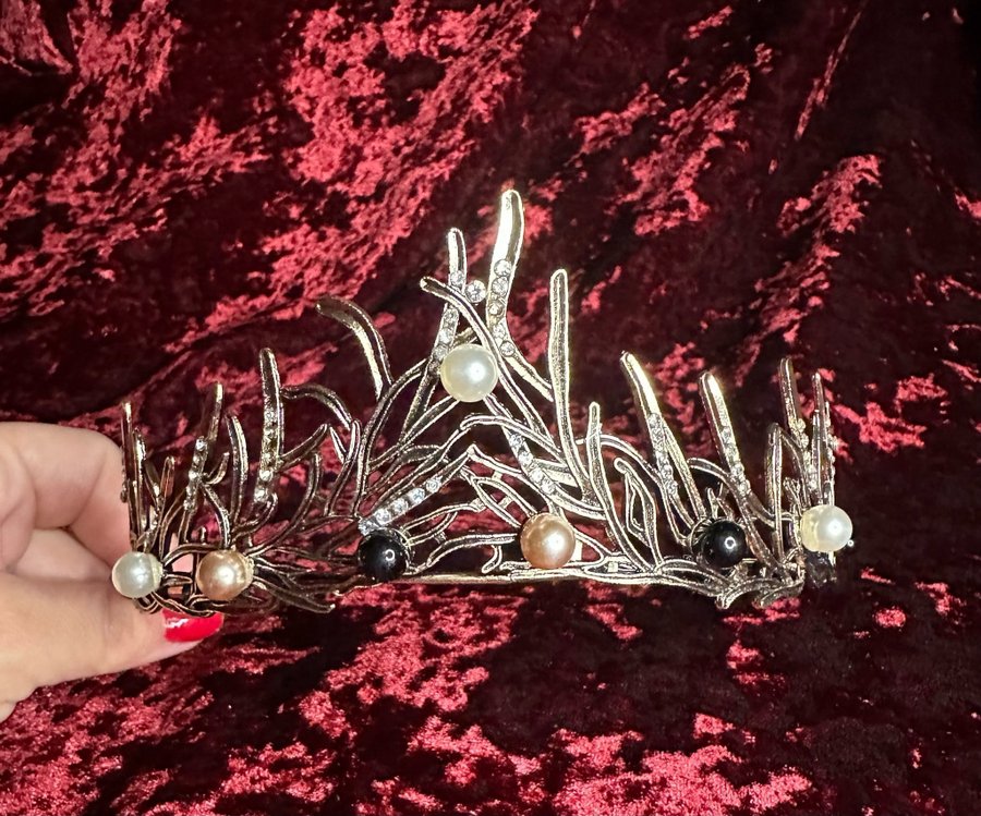 Vacker handgjord tiara m pärlor  strass Krona Burlesque Häxa Älva Maskerad