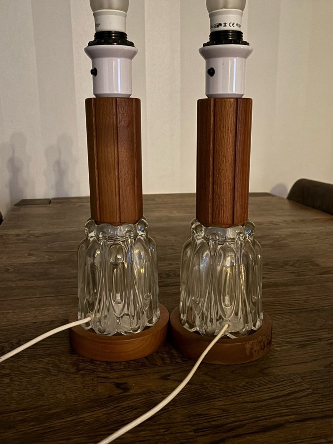 2 st otroligt läckra stora bordslampor lampa med teak glas fot retro 70 tal