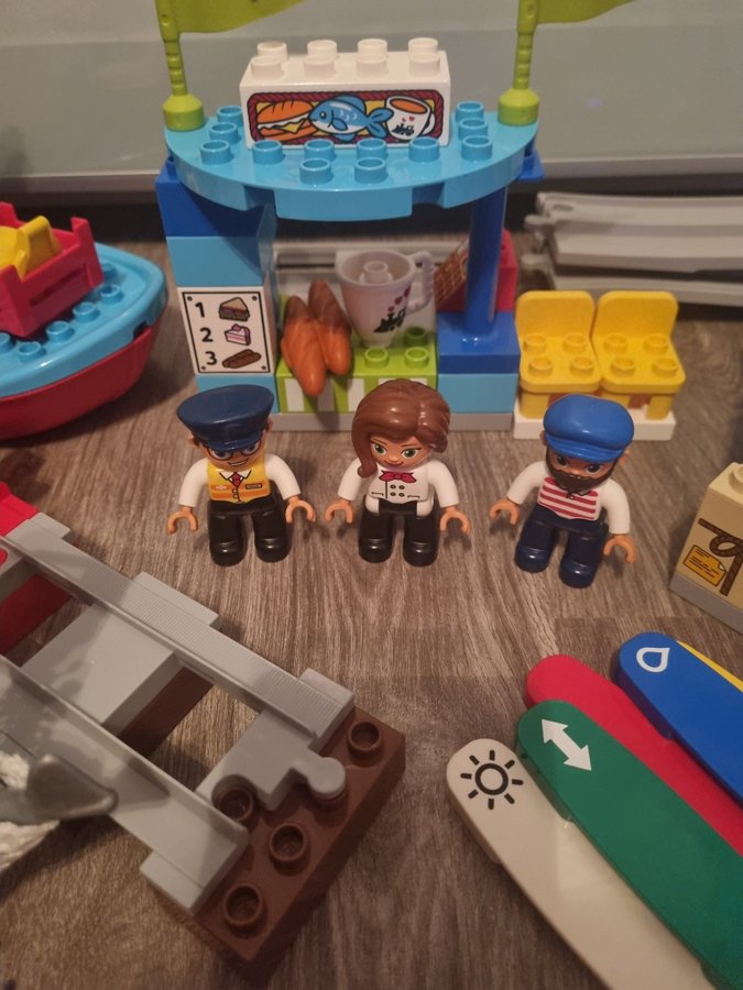 LEGO DUPLO 10875 Tåg med vagnar, kran och tillbehör