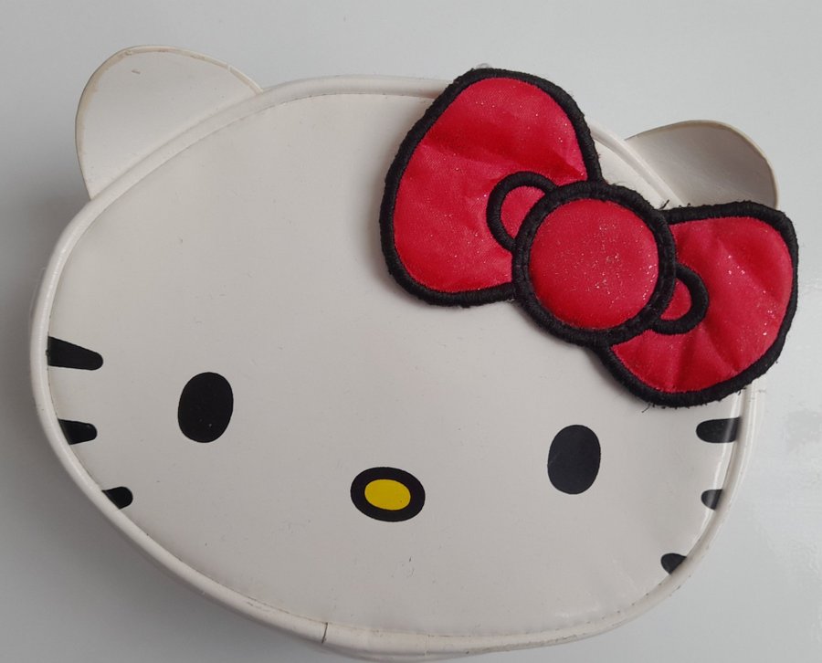 Liten Hello Kitty nessesär.14x11x4cm.