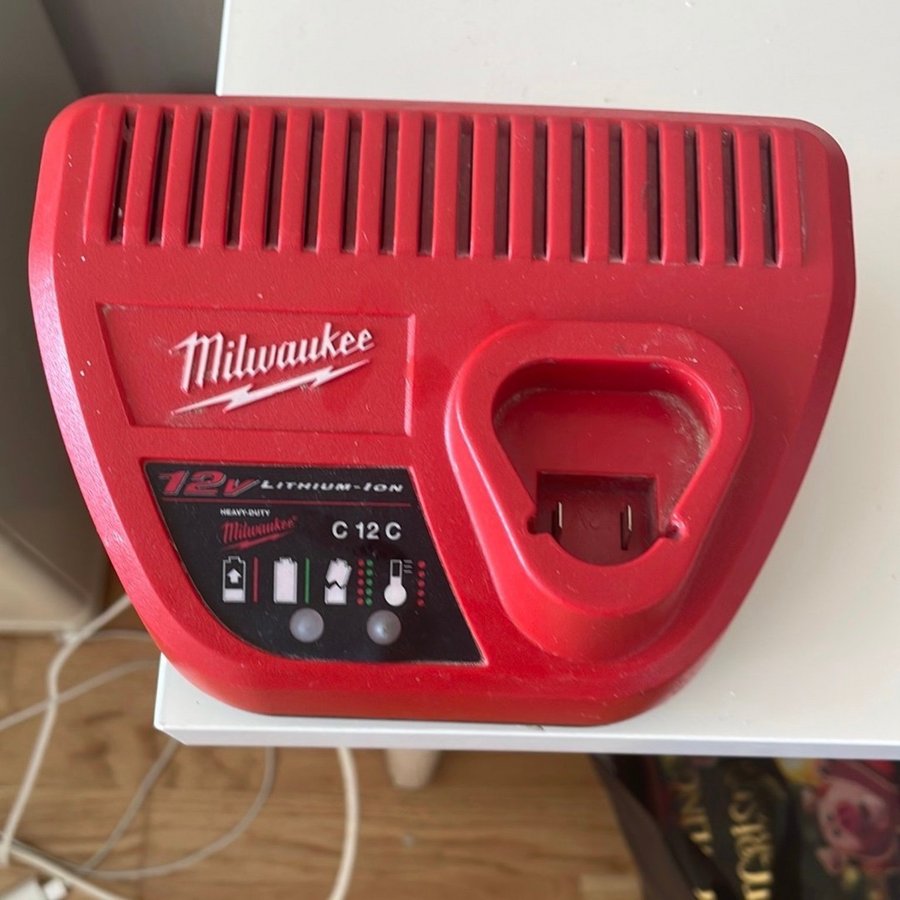 Milwaukee C 12 C laddare 12Volt