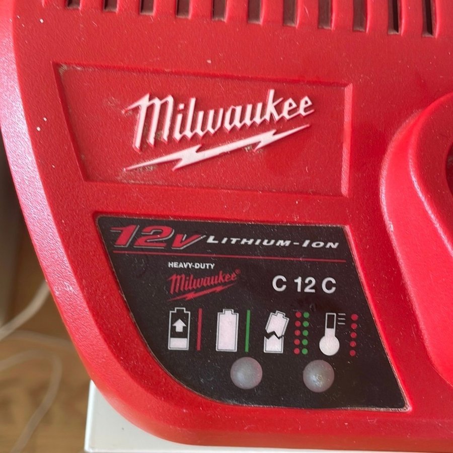 Milwaukee C 12 C laddare 12Volt