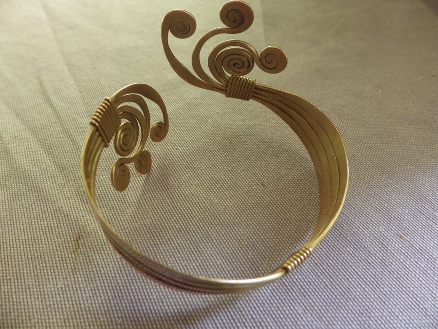 Armring/Armband VINTAGE Äldre Stelt, mässing, fint mönster, handgjort