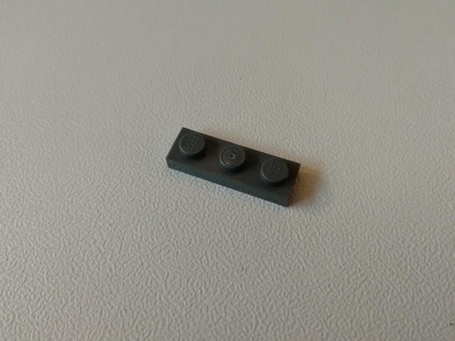 Lego - plate - platt - bas - 1x3 - part 3623 - mörkgrå (bluish)