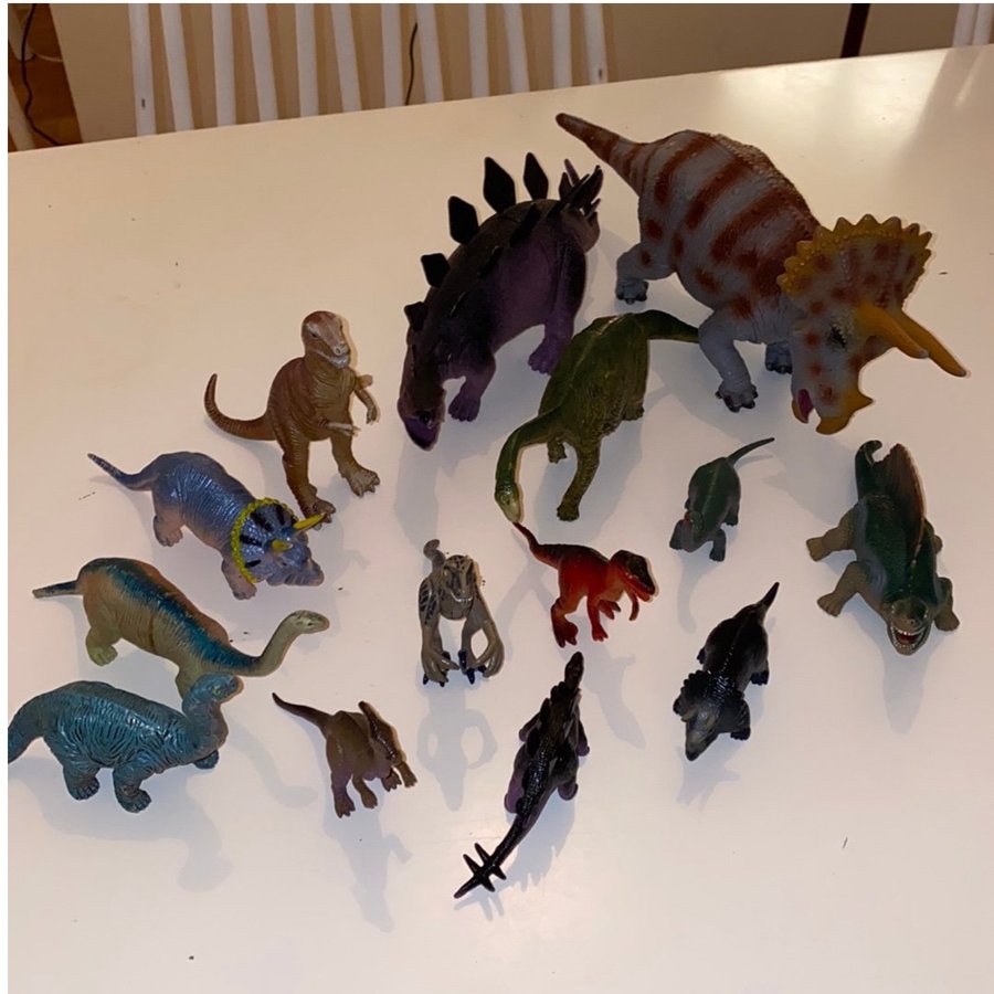 14 stycken dinosauriefigurer