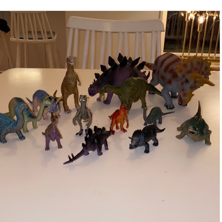 14 stycken dinosauriefigurer