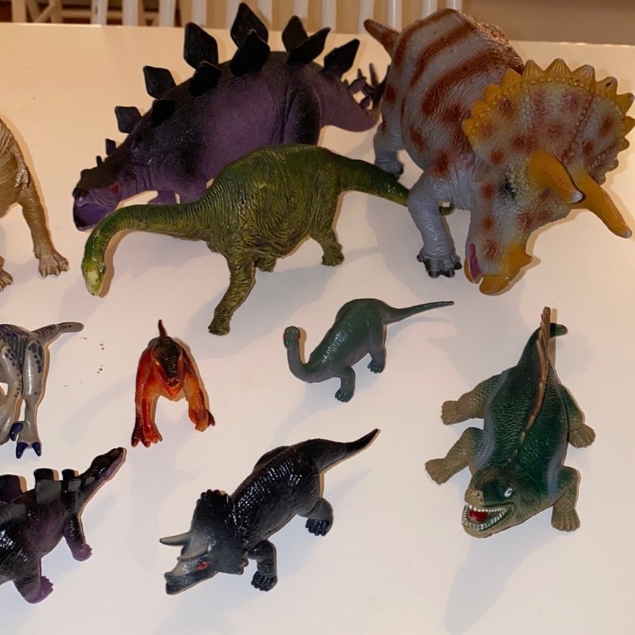 14 stycken dinosauriefigurer