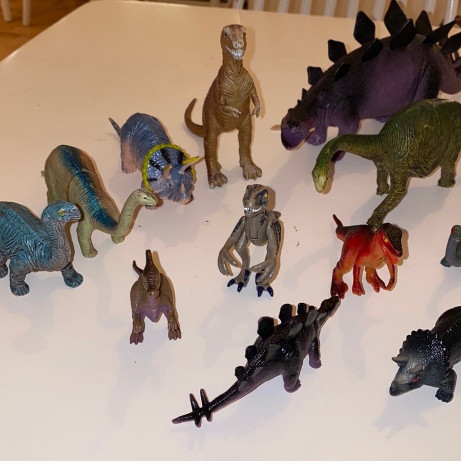 14 stycken dinosauriefigurer