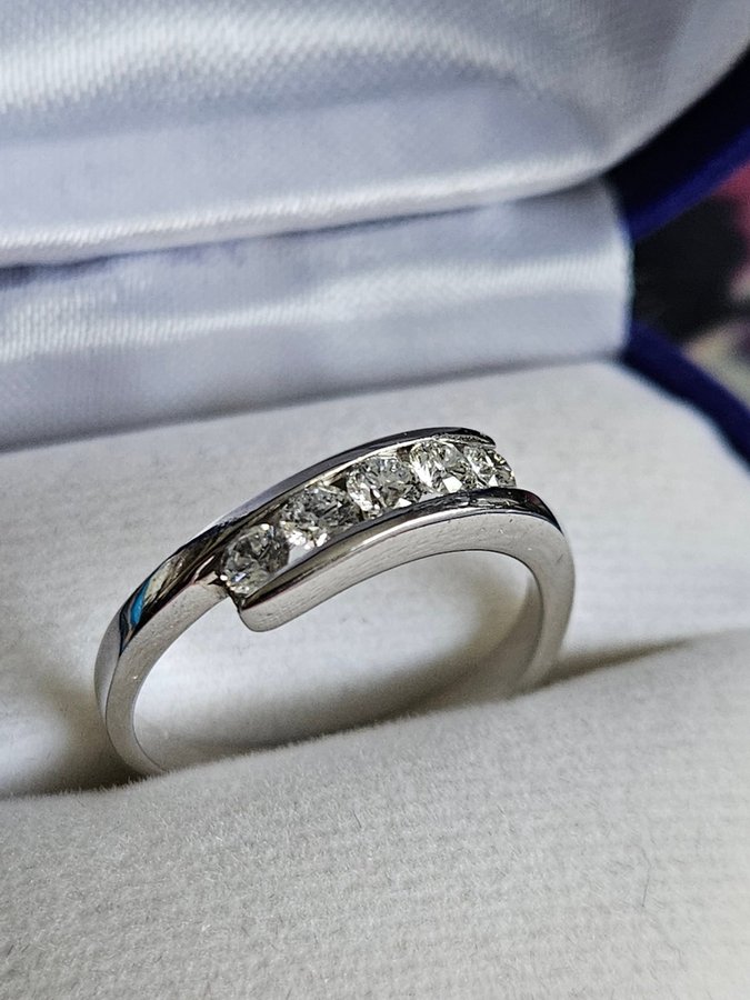 18K Vitguldring Diamanter 0.45Ct