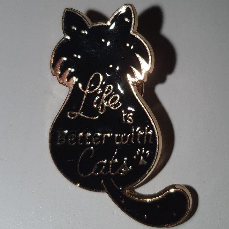 Söt katt pin nålmärke brosch med texten "Life is better with cats"