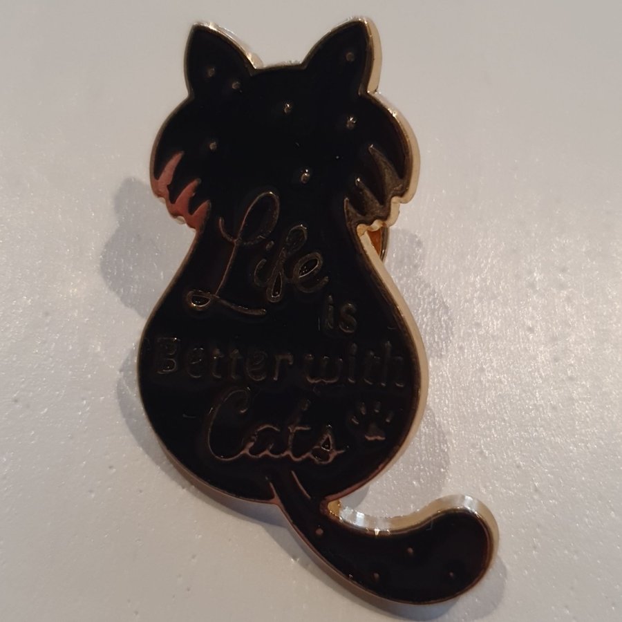 Söt katt pin nålmärke brosch med texten "Life is better with cats"