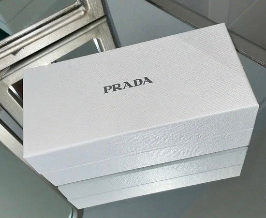 PRADA box för solglasögon med vadderat fodral