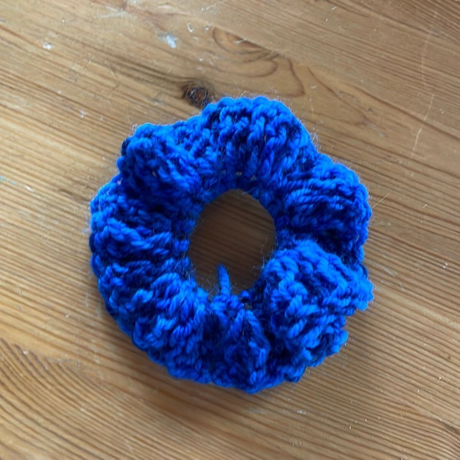 Virkad akryl scrunchie blå