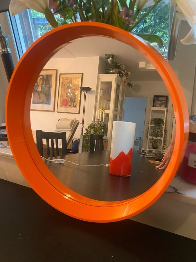 Retro 70-tal rund spegel med orange plastram Made in Dennark