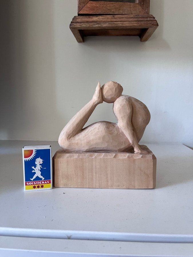 Träsnideri/figurin i yogaposition