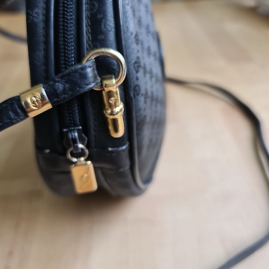 Gucci GG vintage canteen rund axelremsväska