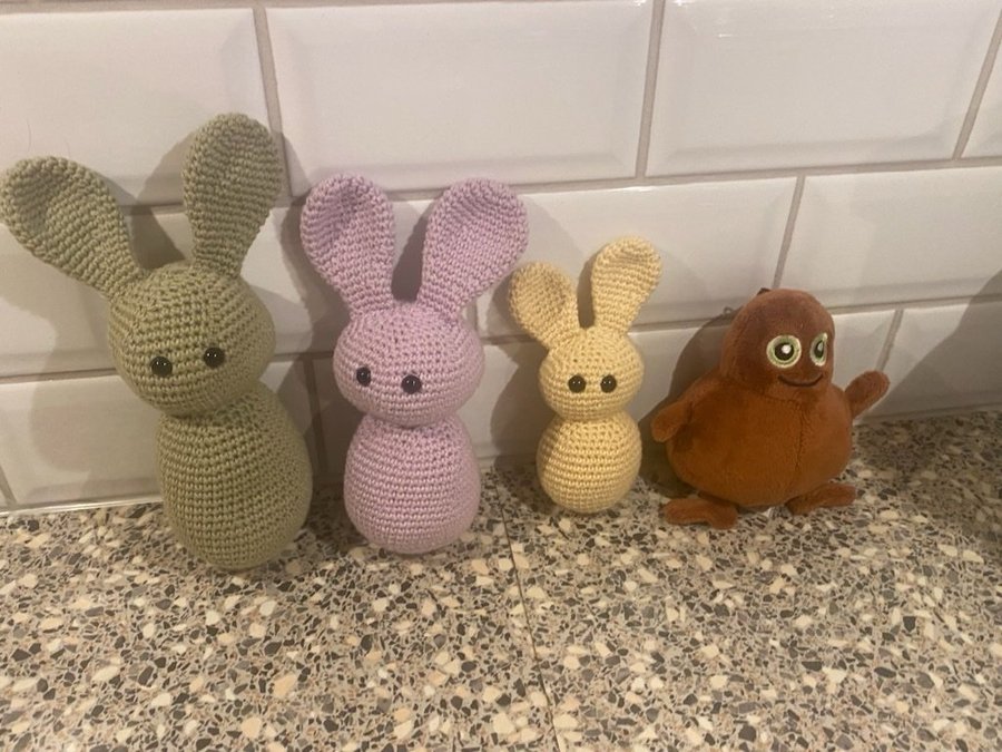 3 st handgjorda amigurumi kaniner och Babblarna figur