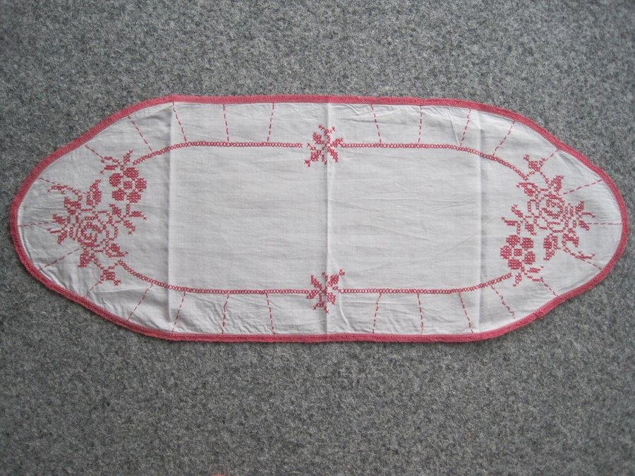 Vintage Broderad Avlång Vit Duk Med Rosa Blommor