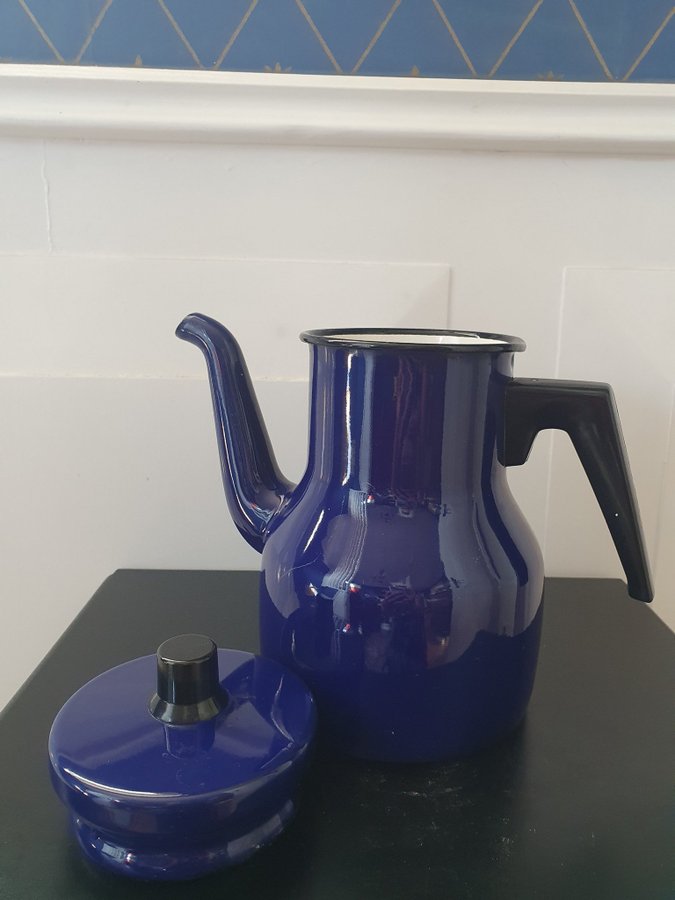 Retro Vintage Kaffekanna i Marinblå Emalj med Handtag och Knopp i Svart Bakelit