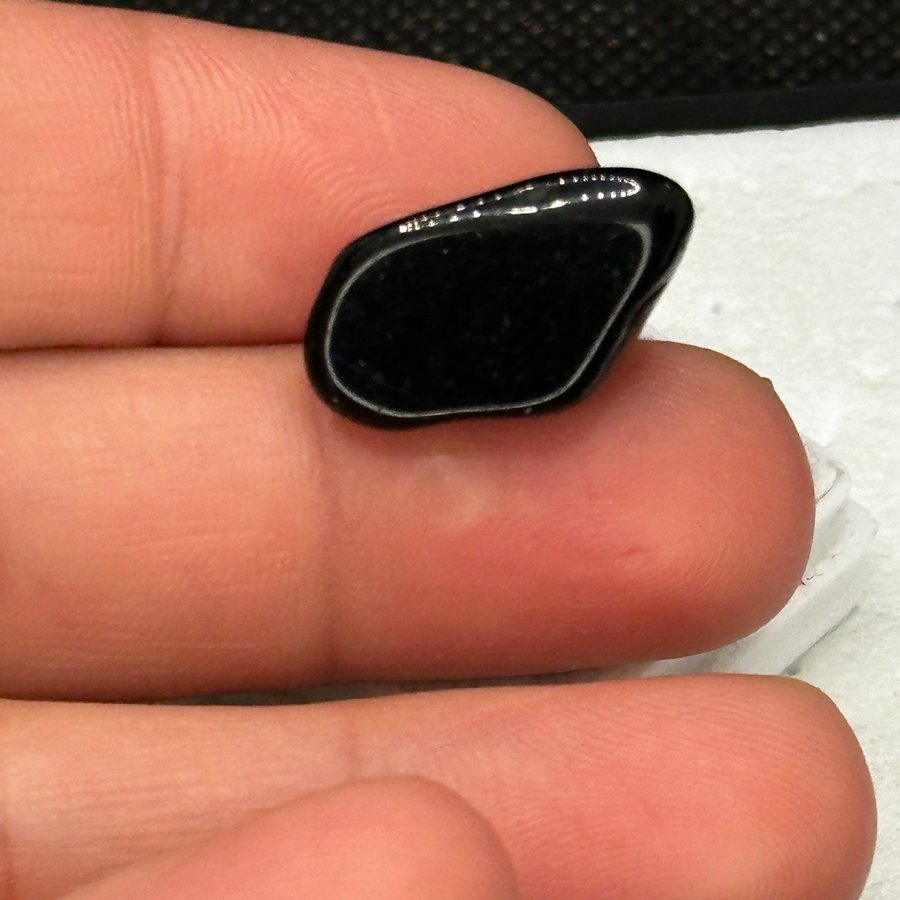 Natural Obsiden 910 ct