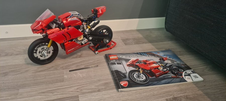 Lego technic 42107 Ducati Panigale V4 R motorcykel