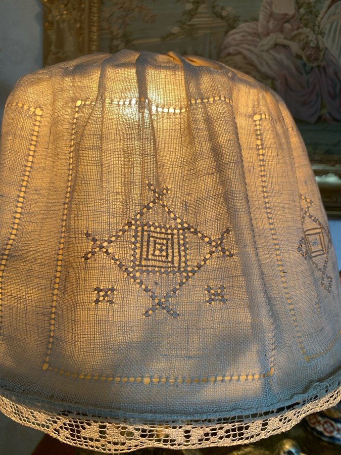 vintage bordslampa med lampskärm linnetyg broderi lampfot